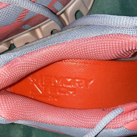 Reebok woman’s zigtech size 8 - Picture 3 of 5